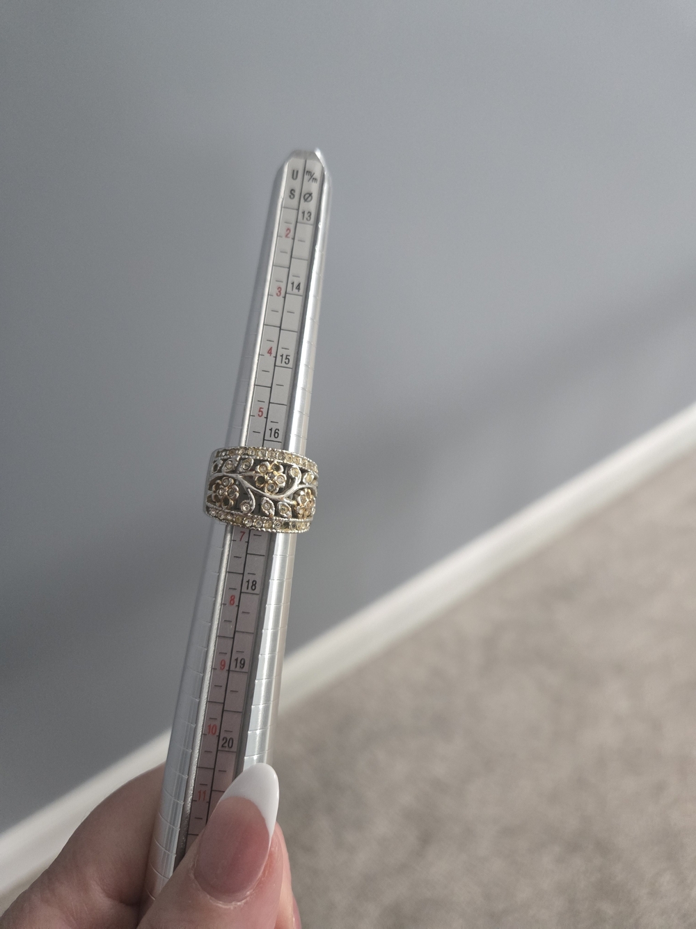 Gold Tone Filigree Crystal Band Ring